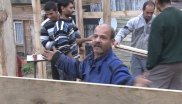 Pridelenú bytovku zničili, teraz stavajú načiernu rovno pod vedením vysokého napätia