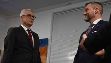 Všetky prieskumy sa zhodujú. Až na jeden, ktorý ukázal prstom na jasného favorita (+ súhrn)