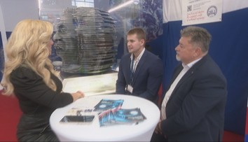 Samuel vytvoril unikátny mechanizmus, ktorý prepája umenie a techniku. Zostrojil kinetickú sochu velikánov vedy