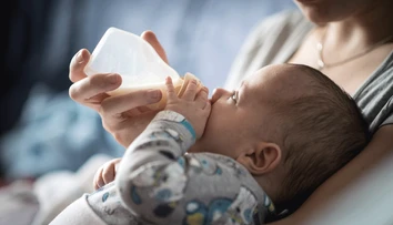Nová štúdia mamičky nepoteší. Detské fľašky vypúšťajú do mlieka mikroplasty