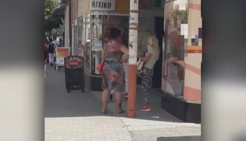 Podvodníčky na ulici strkajú do tašiek voňavky a vyťahujú peňaženky. Zachytili ich na video