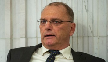 Šéfa sociálnej poisťovne zatiaľ neodvolajú. Ľubomír Vážny ustál dnešný poslanecký prieskum