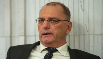 Šéfa sociálnej poisťovne zatiaľ neodvolajú. Ľubomír Vážny ustál dnešný poslanecký prieskum