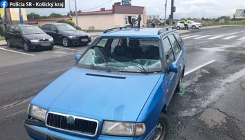 Vážna nehoda vo Veľkých Kapušanoch: Chodca zrazilo auto priamo na priechode