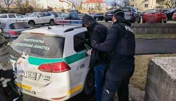 Tragédia v obci Šumiac. Muž (33) zavolal na políciu, že zavraždil matku (†53)