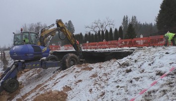 Cesta medzi Horehroním a Gemerom je stále poškodená. Obrovskú jamu vyplnia kamennou sutinou