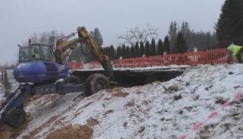 Cesta medzi Horehroním a Gemerom je stále poškodená. Obrovskú jamu vyplnia kamennou sutinou
