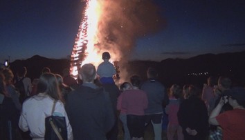 Jánska noc má svoju moc. Ľudia sa tradícii nevzdali, vatra nesmela chýbať