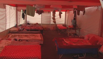 Po požiari v Stropkove ľudia žijú v stanoch. V snahe zabrániť stavbe chatrčí chce mesto zadovážiť kontajnery