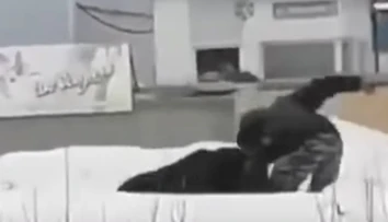 VIDEO: Muž šiel na ulicu vyvenčiť medveďa. Keď ho šelma napadla, dal sa na útek