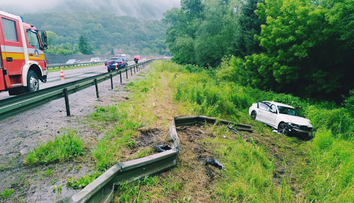 Tragická nehoda pri Hronskej Breznici. Vodič (†25) dostal šmyk, prerazil zvodidlá a skončil mimo cesty