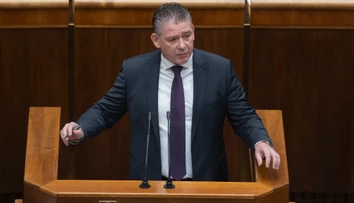 Ustál aj ôsme odvolávanie. Roman Mikulec zostáva vo funkcii ministra vnútra