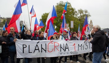 V Česku ľudia zapaľovali sviečky aj protestovali. Len v Prahe bolo vyše 20 zhromaždení