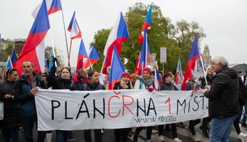 V Česku ľudia zapaľovali sviečky aj protestovali. Len v Prahe bolo vyše 20 zhromaždení