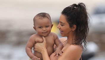 Konečne sa ukázala bez retuše. Kim sa hrala s deťmi na pláži