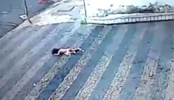 Dvojročné dievčatko vypadlo z okna. A stal sa zázrak