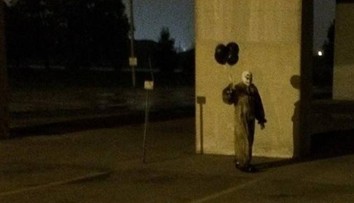 Obyvateľov mestečka desí strašidelný klaun. V noci sa potuluje po uliciach