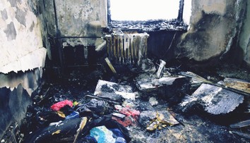 Požiar bytu v Detve spôsobila manipulácia so zapaľovačom. Deti aj ich stará mama sú v nemocnici