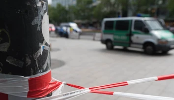 Dráma v Nemecku: Polícia postrelila muža ozbrojeného sekerou