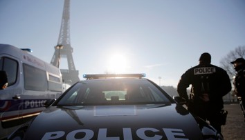 Ozbrojená lúpež v známom parížskom klenotníctve. Muž na kolobežke ukradol šperky za milióny eur