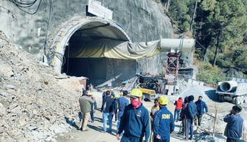 Robotníci, ktorí uviazli v rozostavanom tuneli v Indii, sú v poriadku