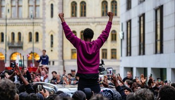 Vytrhli mu vlasy a skákali po aute. Youtuber prežil peklo pri vlastných fanúšikoch. Čo je to davová psychóza?