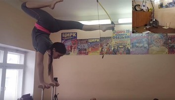 Len 12-ročná Ruska má nevídaný talent. Stojí na rukách a nohami strieľa z luku