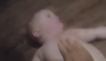 Dramatická záchrana bábätka: Modralo a nedýchalo, policajt neváhal ani sekundu