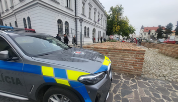 Opitý mladík rozbil dvere internátu a študentom sa vyhrážal smrťou. Problémy s ním mali aj v minulosti