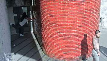 VIDEO: Liezol po stene ako krab, poradil si aj so žiletkovým drôtom. Z väzenia v USA ušiel nebezpečný vrah