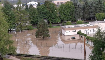 MAPA: Lejaky postupne opúšťajú Slovensko. Vo viacerých okresoch je však najvyššia výstraha pred povodňami