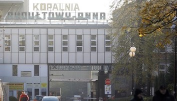 Veľká záchranná akcia v Poľsku. Po silnom otrase z bane vyslobodili desiatky baníkov, po dvoch stále pátrajú