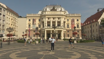 Nefungujúca technika a pleseň v šatniach. Budova SND je vraj v katastrofálnom stave