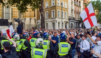 OBRAZOM: Nepokoje po útoku v Southporte sa rozšírili do ďalších miest. Ulicami sa ozývajú protiimigračné pokriky