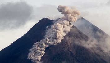 Sopka Merapi sa opäť prebudila k životu, vyvrhla rieku lávy