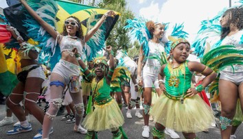 Na karnevale v londýnskej štvrti Notting Hill pobodali troch ľudí