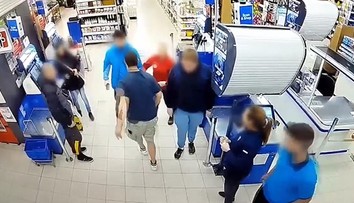Agresívny muž vystrájal v obchode v Žarnovici. Spacifikoval ho policajt, ktorý bol v čase voľna na nákupe