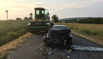 BMW predbiehalo traktor, čelnú zrážku neprežil vodič oprotiidúcej Octavie