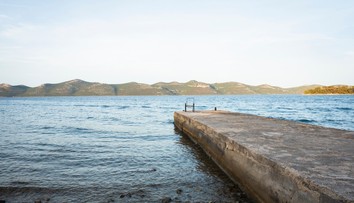 Varovný signál pre turistický ruch v Chorvátsku. Pláž, kde ešte donedávna bola „hlava na hlave“, zíva prázdnotou