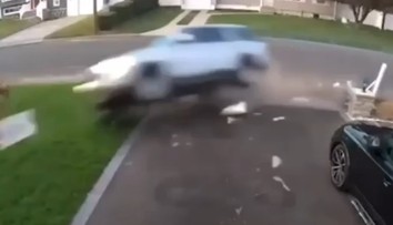 VIDEO: Opitá matka preletela s autom a zdemolovala časť domu. Vo vozidle sedeli tri malé deti