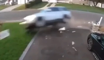 VIDEO: Opitá matka preletela s autom a zdemolovala časť domu. Vo vozidle sedeli tri malé deti