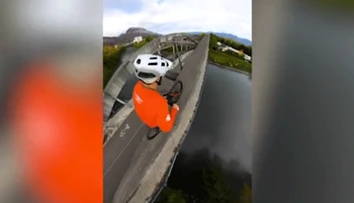 VIDEO: Zábery, z ktorých mrazí. Odvážny mladík prešiel bicyklom po konštrukcií mosta