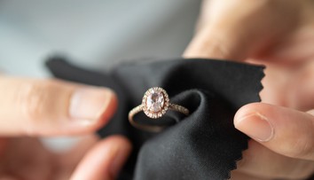 Z hotelovej izby v Paríži zmizol prsteň za najmenej 750-tisíc eur. Majiteľku potešilo, že ho našli