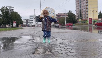 Ako sa v dažďoch obliecť čo najvhodnejšie? Teplejšie oblečenie a dáždnik nemusia byť najlepšia voľba