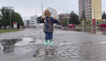 Ako sa v dažďoch obliecť čo najvhodnejšie? Teplejšie oblečenie a dáždnik nemusia byť najlepšia voľba
