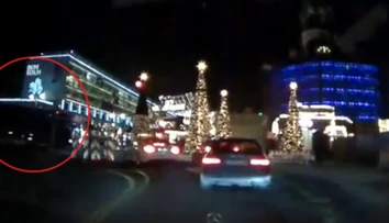 Kamera zachytila moment, keď kamión vpálil na vianočné trhy