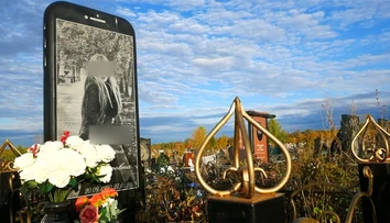 Náhrobok, aký sa len tak nevidí: iPhone s podobizňou zosnulého dievčaťa
