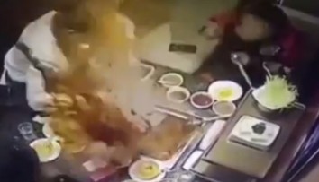 VIDEO: Časníčka hľadala vo vriacej polievke spadnutý zapaľovač, odrazu nastala rana