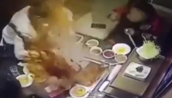 VIDEO: Časníčka hľadala vo vriacej polievke spadnutý zapaľovač, odrazu nastala rana