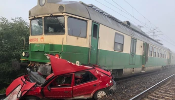 Dôchodkyňa zostala s autom zakliesnená na priecestí. Vlak po zrážke tlačil vozidlo 450 metrov